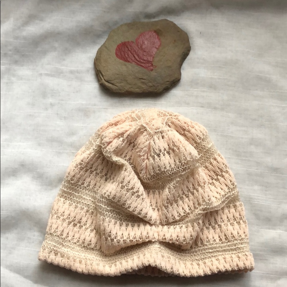 cära Slouchy Beanie Light Peach Lace